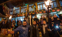 دسته چوبی؛ سنتی به نماد خونخواهی شهدای کربلا که هنوز در گلستان برگزار می شود