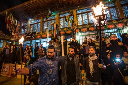 دسته چوبی؛ سنتی به نماد خونخواهی شهدای کربلا که هنوز در گلستان برگزار می شود