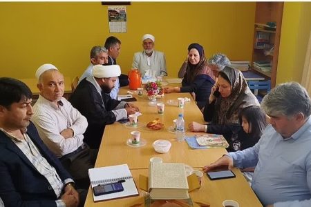 برگزاری جلسه‌ با حضور فرماندار، معاون سیاسی فرمانداری و رئیس و اعضای انجمن کتابخانه عمومی شهرستان آق‌قلا