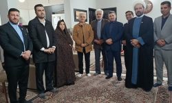 تکریم خانواده شهدا توسط مدیر کل بنیاد شهید استان