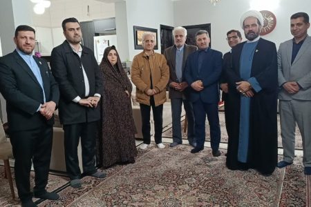 تکریم خانواده شهدا توسط مدیر کل بنیاد شهید استان