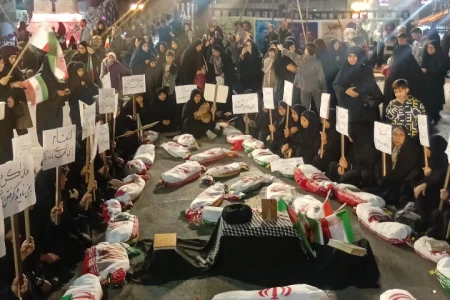 روایتی از شب بیست و هفتم تجمع مردم انقلابی گرگان در حمایت از جان برکفان نظامی و بیعت با رهبر انقلاب