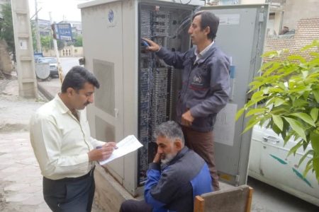 اجرای عملیات زمینی‌کردن کابل هوایی مخابرات در روستای قرن‌آباد شهرستان گرگان