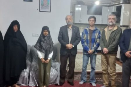 دیدار مدیر مخابرات منطقه گلستان با خانواده شهید علیرضا شرفی منش