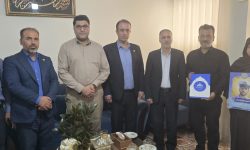 ادای احترام به قهرمانان آسمانی؛ حضور مدیر منطقه در منزل شهید ناو استوار دوم معین رهروان سحر
