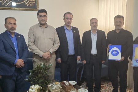 ادای احترام به قهرمانان آسمانی؛ حضور مدیر منطقه در منزل شهید ناو استوار دوم معین رهروان سحر