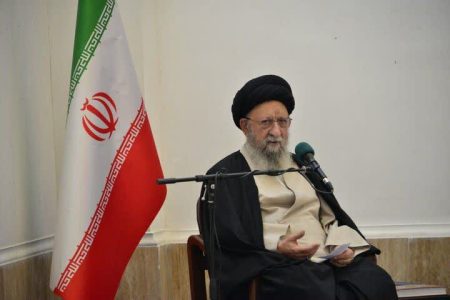 توسعه علمی و اقتصادی و جلب رضایت مردم باید در اولویت برنامه‌های کشور قرار گیرد