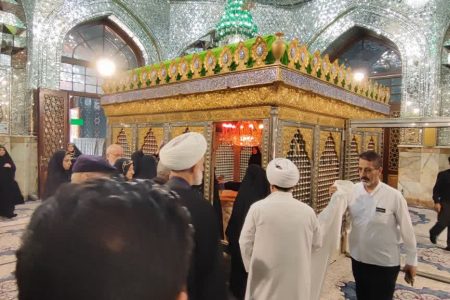 غبارروبی ضریح امامزاده عبدالله(ع) گرگان در آستانه کنگره ۴ هزار شهید گلستان توسط اصحاب رسانه